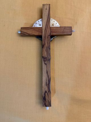 Cruz de nácar con figura de Cristo