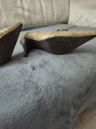 Zapatos XTI tacón beige con tachuelas