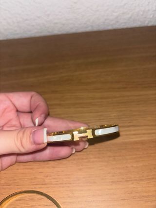 Pulsera H Dorada y Blanca