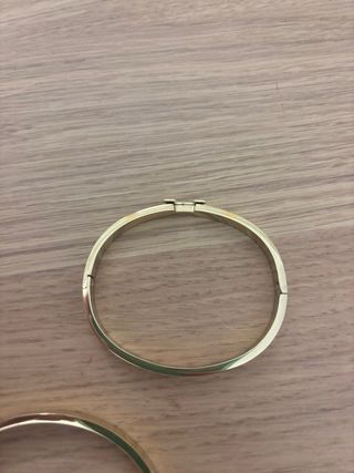 Pulsera H Dorada y Blanca