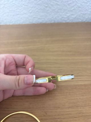 Pulsera H Dorada y Blanca