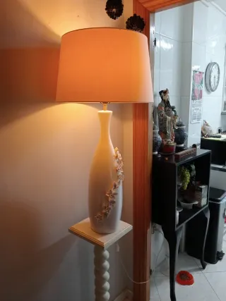 Lámpara de pie vintage beige y blanco