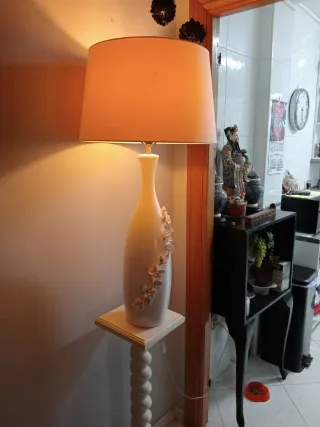 Lámpara de pie vintage beige y blanco