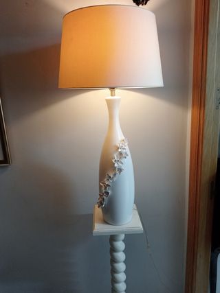 Lámpara de pie vintage beige y blanco