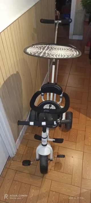 Triciclo infantil con toldo y manillar