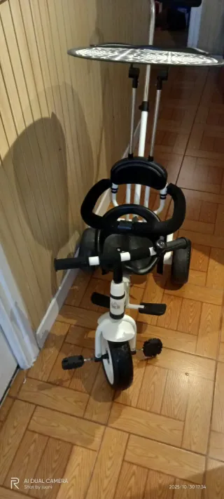 Triciclo infantil con toldo y manillar