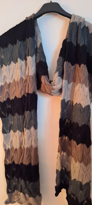 Bufanda mujer ondas beige, negro y gris