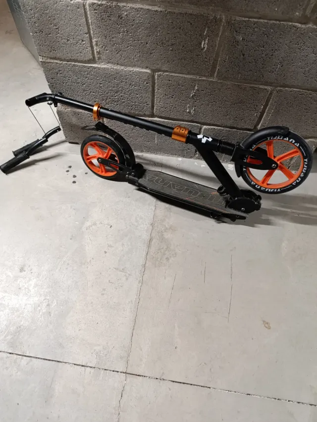 Patinete Negro con Ruedas Naranja