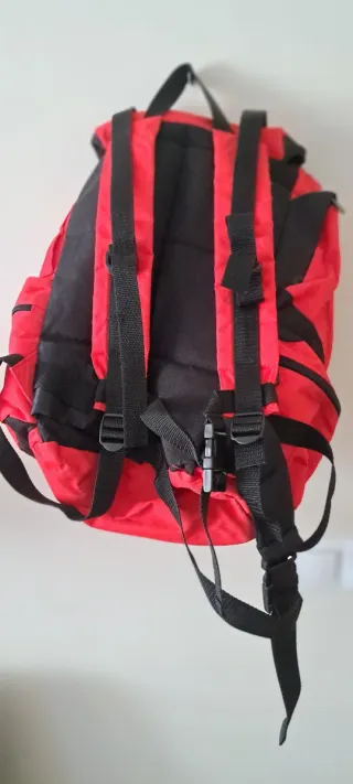 Mochila senderismo roja y negra