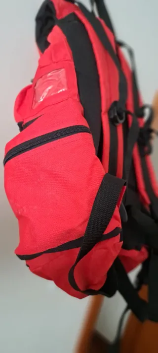 Mochila senderismo roja y negra