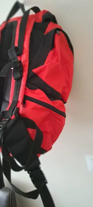 Mochila senderismo roja y negra