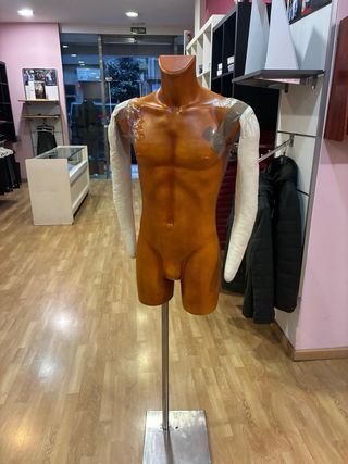 Mobiliario Tienda Ropa y Escaparates maniquís