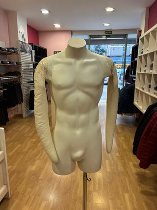 Mobiliario Tienda Ropa y Escaparates maniquís
