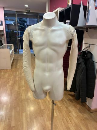 Mobiliario Tienda Ropa y Escaparates maniquís
