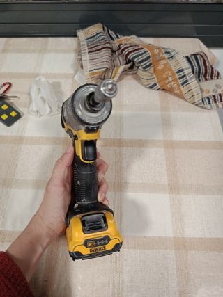 Atornillador de Impacto DeWalt DCF815 + Batería