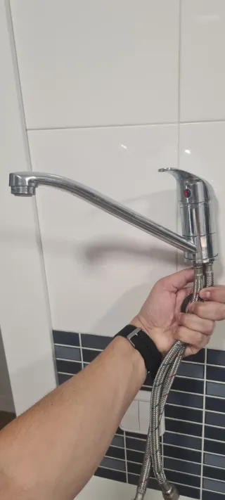 Grifo de cocina plateado