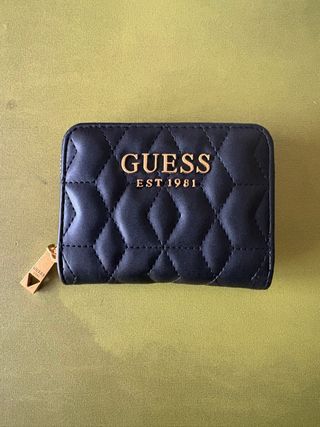 Cartera Guess acolchada negra y dorada