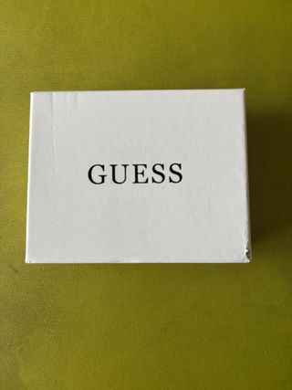 Cartera Guess acolchada negra y dorada