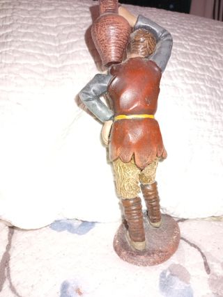 Figura hombre con cántaro de 18 cm
