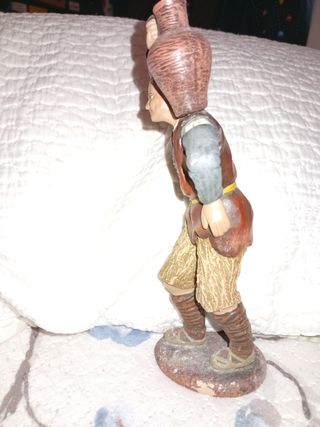 Figura hombre con cántaro de 18 cm
