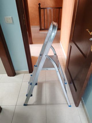 Escalera plegable de aluminio dos peldaños y base.