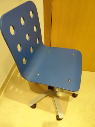 Silla de escritorio azul con base plateada