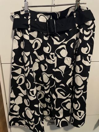 Falda estampada blanco y negro con cinturón y otra