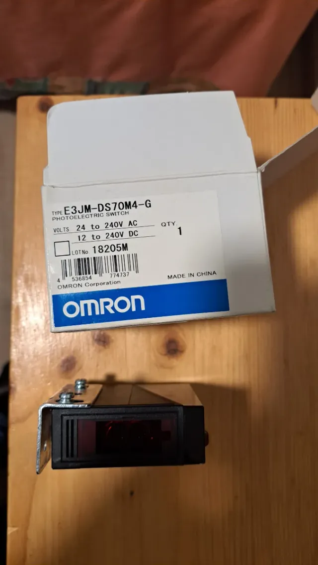 Sensor Fotoeléctrico OMRON E3JM-DS70M4-G