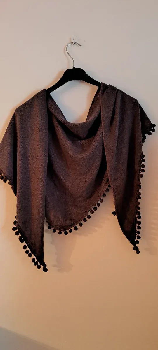 Bufanda marrón con pompones