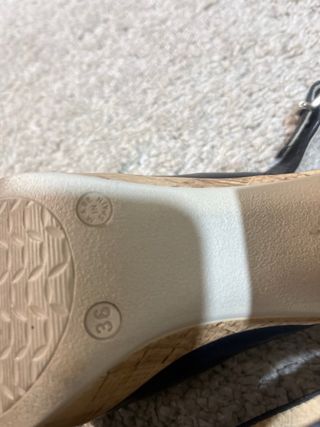 Sandalias negras y sudadera camuflaje rosa