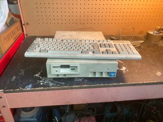 Antigua torre IBM PS/1 y teclado