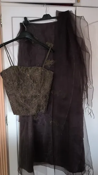 Conjunto de invitada marrón.