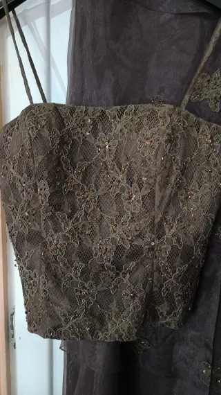 Conjunto de invitada marrón.