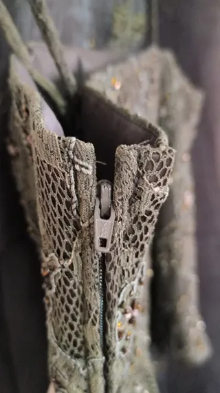 Conjunto de invitada marrón.