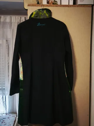 Abrigo Desigual verde, talla 40
Poco uso