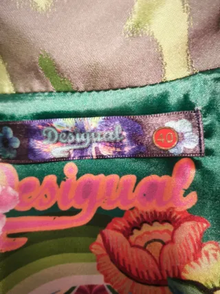 Abrigo Desigual verde, talla 40
Poco uso