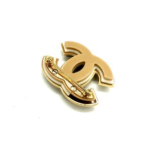 Broche Chanel Doble C Dorado y Negro