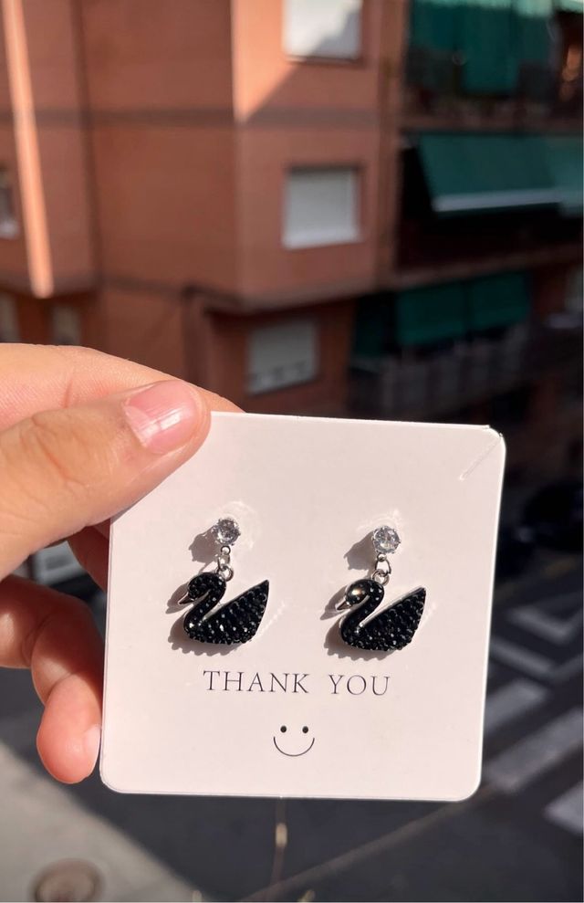 Pendientes de cisne negro con brillantes