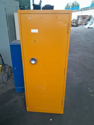 Armero o caja fuerte amarilla