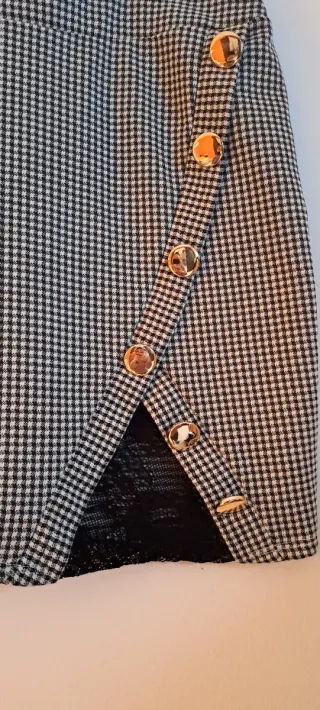 Falda corta cuadros botones dorados