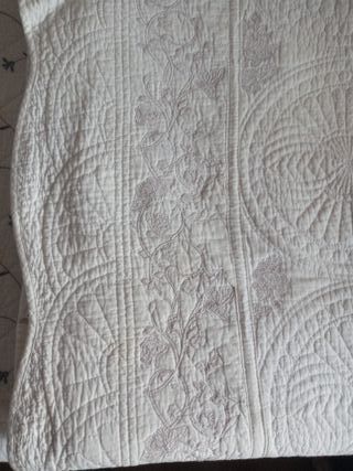 Colcha boutique beige y blanca