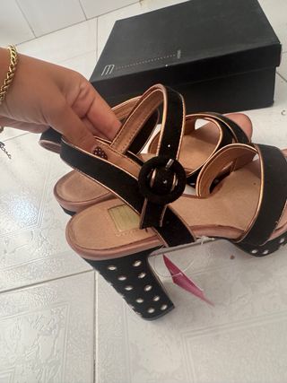 Tacones negros con plataforma y tachuelas