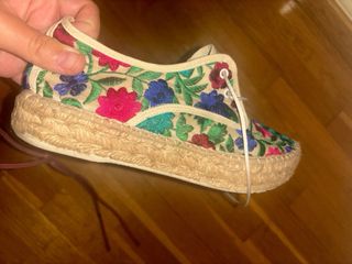 Alpargatas bordadas hechas a mano