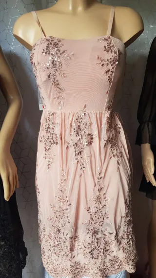 Vestido de fiesta negro con encaje 15 cada uno.