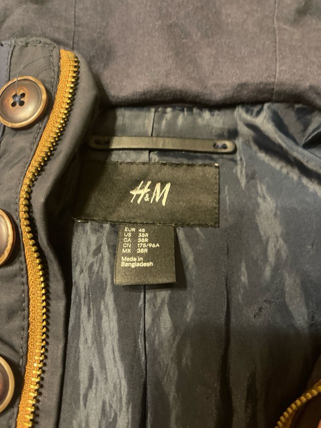 Chaqueta H&M azul y negra con capucha