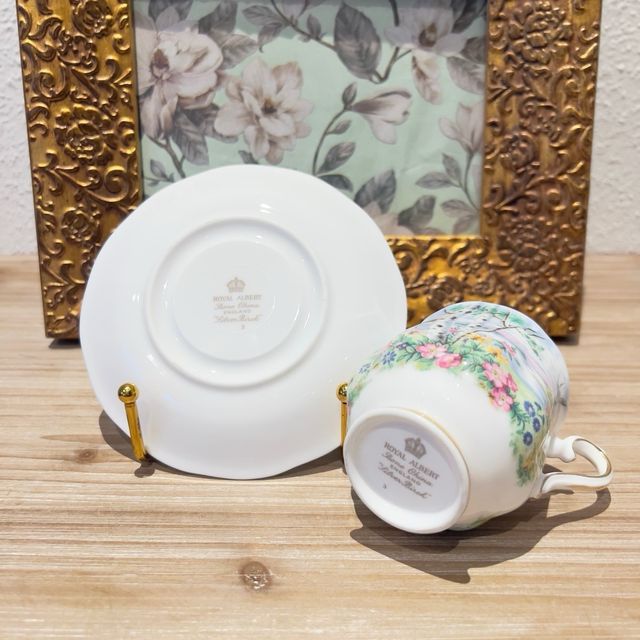 Taza y platillo porcelana inglesa Royal Albert.