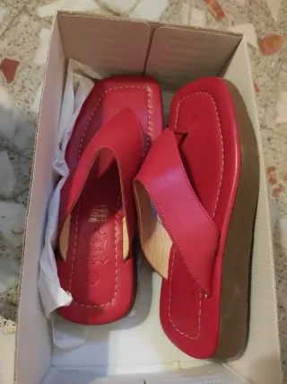 Sandalias de piel nuevas