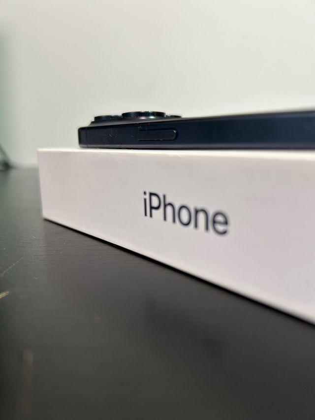 iPhone 15 Pro Max blu da 256 GB.