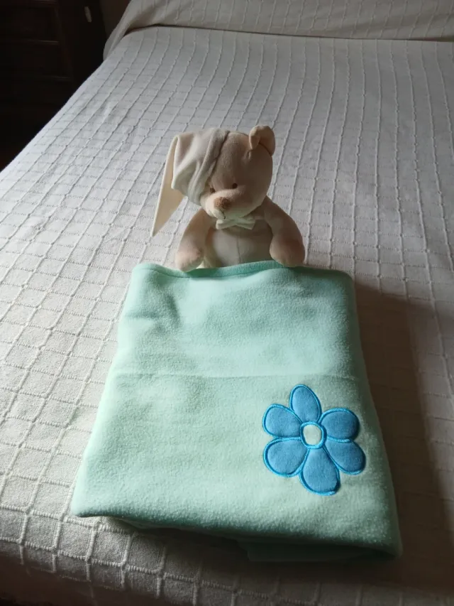 Manta infantil suave con flor azul