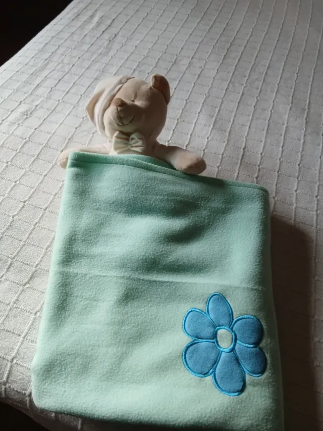 Manta infantil suave con flor azul